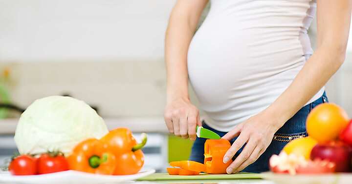 donna in gravidanza cucina